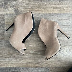 NEW SCHUTZ Nobuck Yuca Peep Toe Ankle Booties 7.5 Taupe Leather Stiletto Heels